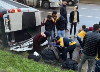 Kocaeli'de işçi servisi devrildi: 9 yaralı