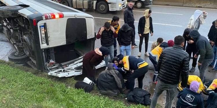 Kocaeli'de işçi servisi devrildi: 9 yaralı