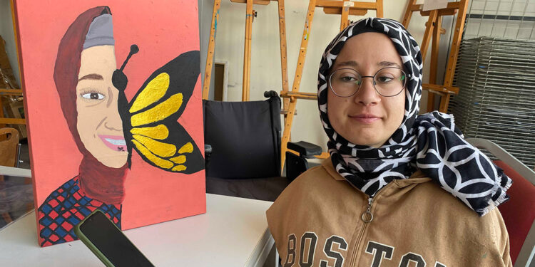 Kolları olmayan Resim öğrencisi Ayşe'nin protez mücadelesi