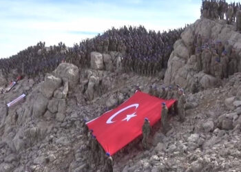 Komandolar, 100'üncü yıla özel Davraz Dağı'na tırmandı