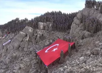 Komandolar, 100'üncü yıla özel davraz dağı'na tırmandı