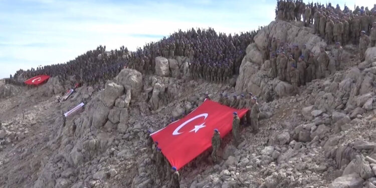 Komandolar, 100'üncü yıla özel Davraz Dağı'na tırmandı