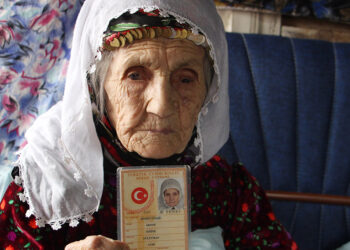 Koronavirüsü yenen 103 yaşındaki Emine teyze öldü
