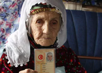 Koronavirüsü yenen 103 yaşındaki emine teyze öldü