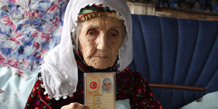 Koronavirüsü yenen 103 yaşındaki Emine teyze öldü