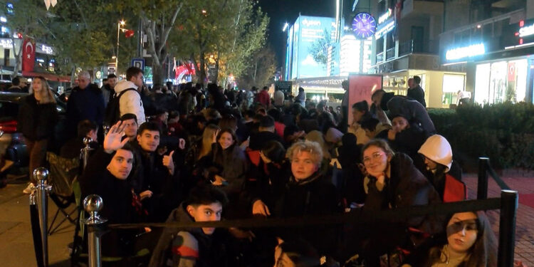 Kozmetik mağazasının açılışı için yüzlerce kişi kuyruğa girdi