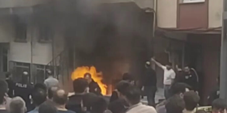 Küçükçekmece'de binada patlama