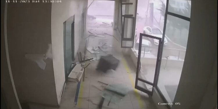 Küçükçekmece'de fırtına camı çerçevi indirdi