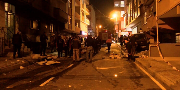 Küçükçekmece'de patlamanın yaşandığı sokak trafiğe açıldı