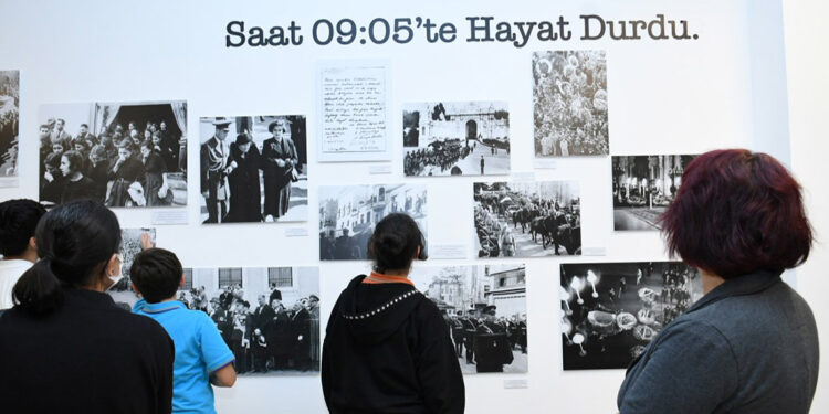 Küçükçekmece’de ‘Dokuzu Beş Geçe’ ve ‘Selanik’ sergileri açıldı