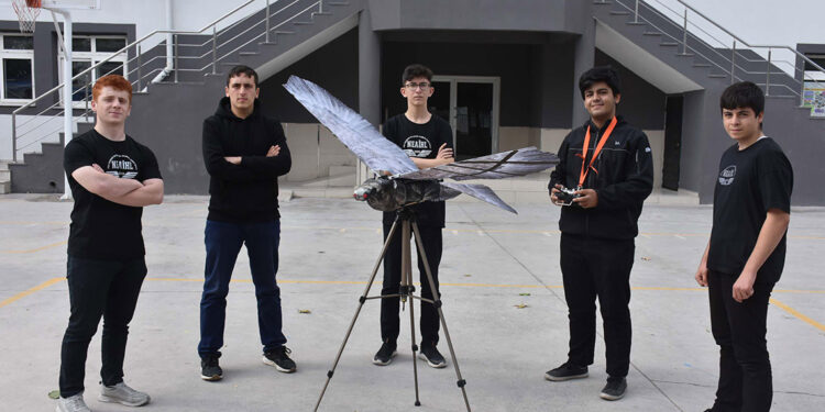 Liselilerden otonom robotik kuş 'Firnas'