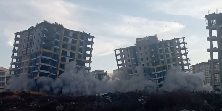 Malatya'da 12'şer katlı 2 bina, patlatılarak yıkıldı