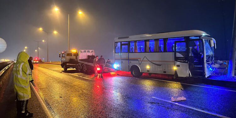 Manisa'da zincirleme kaza: 10 yaralı 