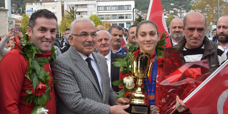 Milli boksör Gamze Soğuksu'ya coşkulu karşılama