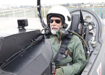 Modi, yerli savaş uçağı Tejas’la deneme uçuşu yaptı