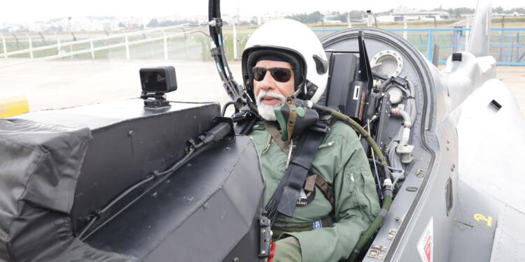 Modi, yerli savaş uçağı Tejas’la deneme uçuşu yaptı