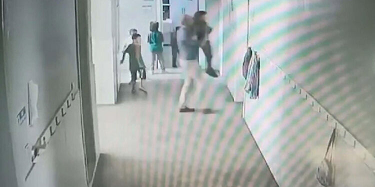 Müdür yardımcısı 6 yaşındaki öğrenciyi havaya kaldırıp fırlattı