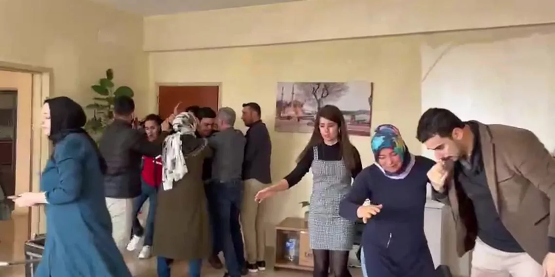 Şanlıurfa’da bir okulda öğrenci yakınları 4 öğretmeni darbetti. Şüpheliler gözaltına alınırken, yaşananlar cep telefonu kamerasına yansıdı.