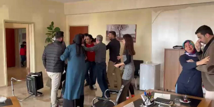 Öğrenci yakınları 4 öğretmeni darbetti