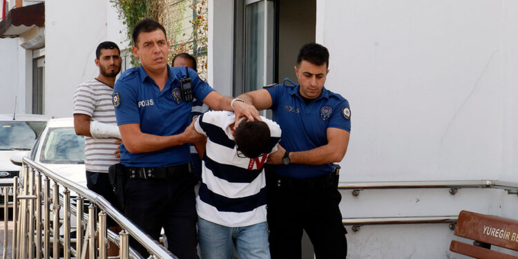 Öğretmeni döven taksicinin 6 suç kaydı çıktı