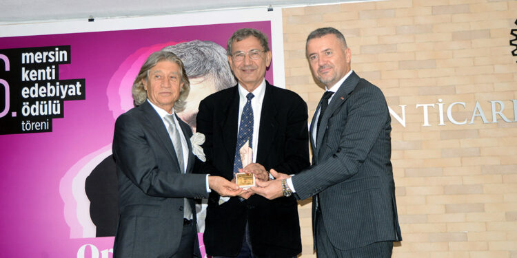 Orhan Pamuk'a 'Mersin Kenti Edebiyat Ödülü'