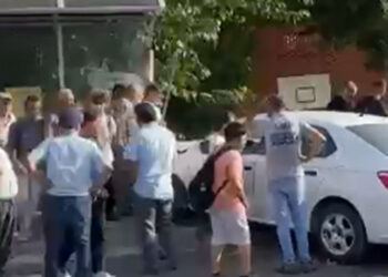 Otomobilin durağa daldığı kazada 3 öğrenci yaralandı