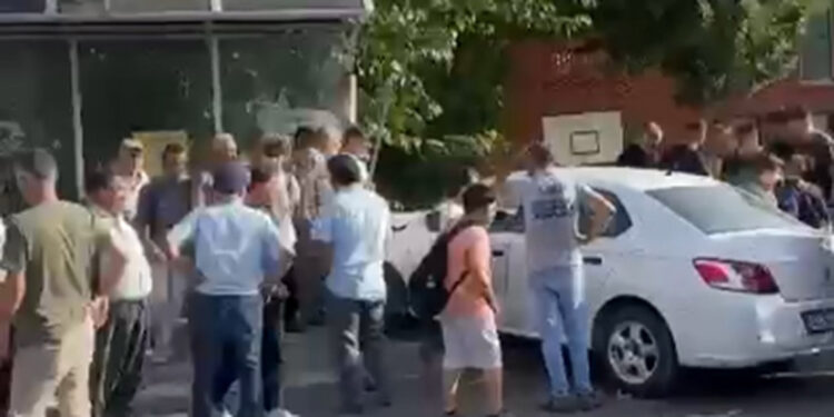 Otomobilin durağa daldığı kazada 3 öğrenci yaralandı