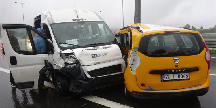 Otoyolda işçi servisi ile taksi çarpıştı: 13 yaralı