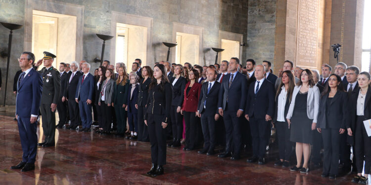 Özgür Özel Anıtkabir'i ziyaret etti