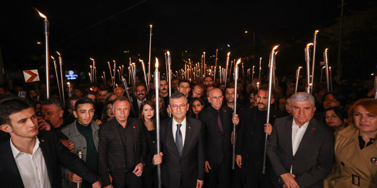 Özgür Özel, 'Ata'ya Saygı Zinciri'ne katıldı