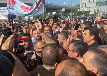 Özgür Özel İzmir'de meşalelerle karşılandı