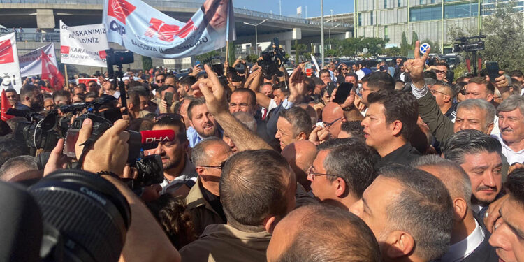 Özgür Özel İzmir'de meşalelerle karşılandı