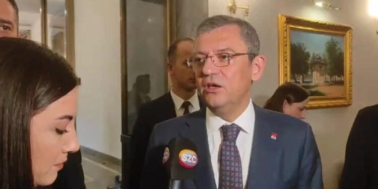 Özgür Özel TBMM'de partililer ile bir araya geldi