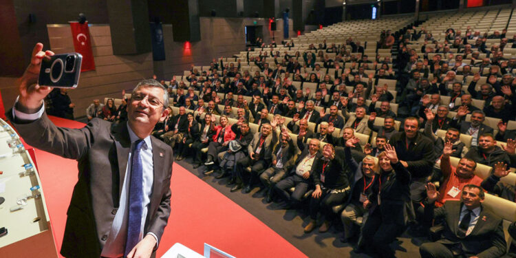 Özgür Özel mahalle muhtarlarıyla buluştu