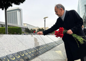 Özhaseki, Şeref Sokağı ve Şehitler Anıtı’nı ziyaret etti