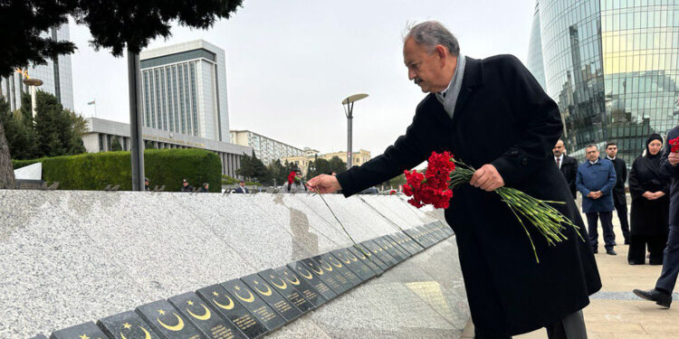 Özhaseki, Şeref Sokağı ve Şehitler Anıtı’nı ziyaret etti