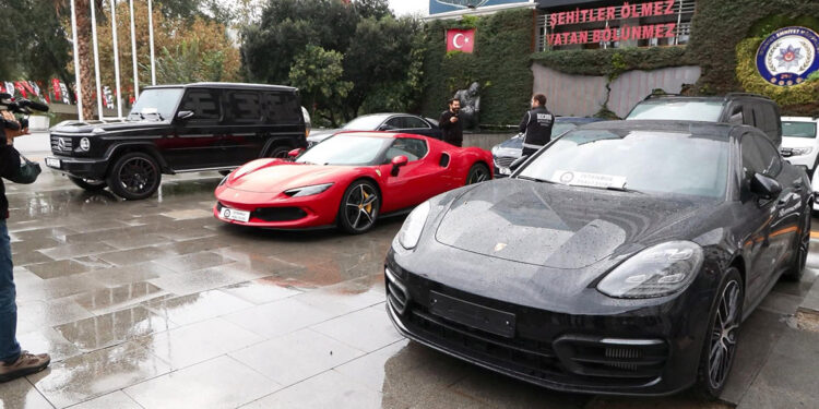 Polat çiftine ait 13 araç, emniyette sergilendi