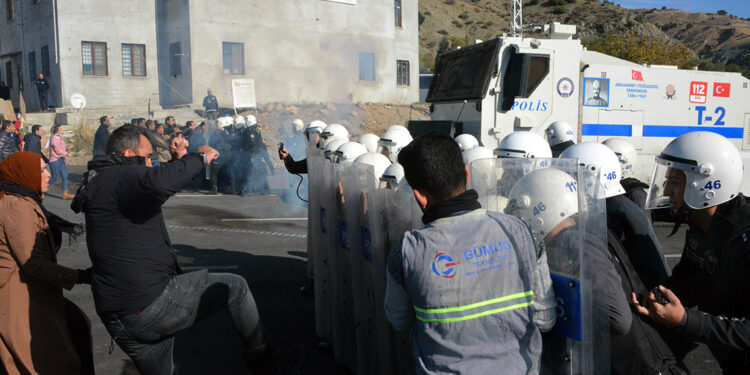 Polisten, toplumsal olaylara müdahale tatbikatı