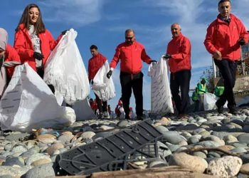 Rize'de üniversitelerden plajda kıyı temizliği