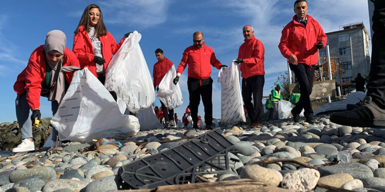 Rize'de üniversitelerden plajda kıyı temizliği
