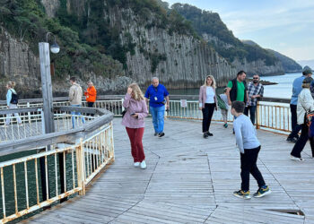 Rus turistler, lav sütunları ile Bartın Irmağı'nı gezdi