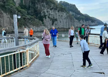 Rus turistler, lav sütunları ile bartın irmağı'nı gezdi