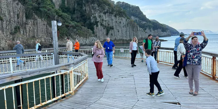 Rus turistler, lav sütunları ile bartın irmağı'nı gezdi
