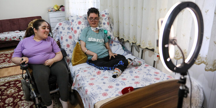 SMA'lı kardeşler, çektikleri videolar ile yaşama tutunuyor