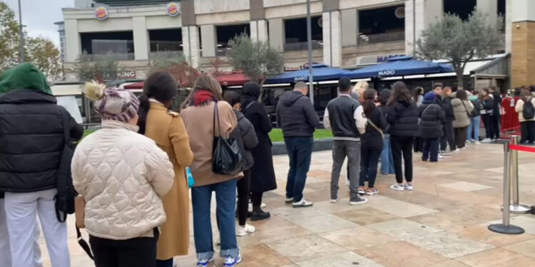 'Şahane Cuma'da AVM'ler önünde kuyruk oluştu