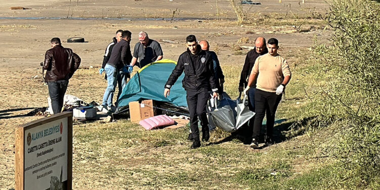 Sahildeki çadırın yanında erkek cesedi bulundu