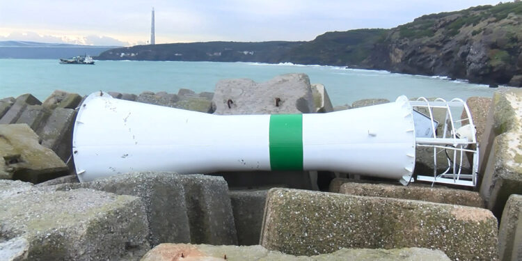 Sarıyer'de dev dalgaların vurduğu dalgakıran yıkıldı 