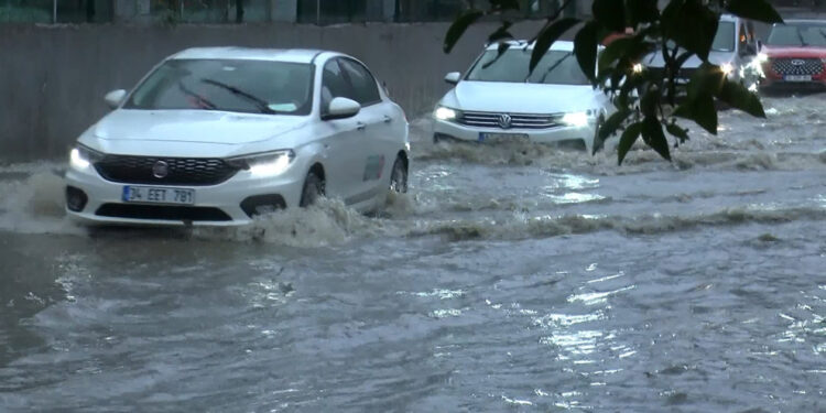 Sarıyer'de yağmur; yol göle döndü