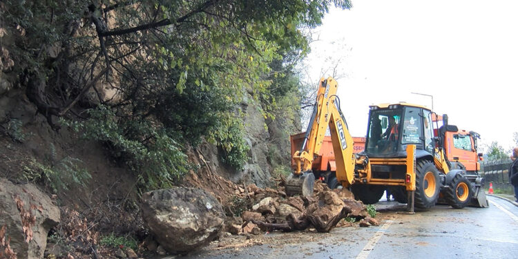 Sarıyer'de yamaçtan yola kaya parçaları düştü