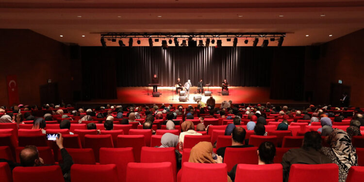 Şarkıcı Ömer Karaoğlu Başakşehir'de sahne aldı